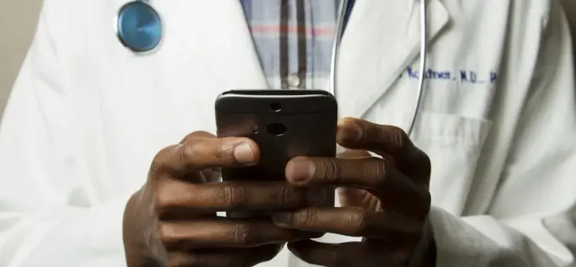 Un professionnel de santé consulte son téléphone